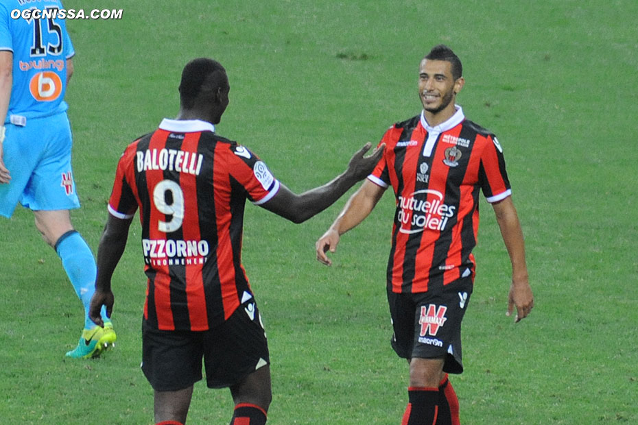 C'est terminé ! Younes Belhanda et Mario Balotelli se congratulent