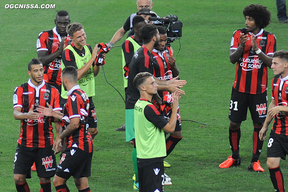 Les joueurs remercient leurs supporters