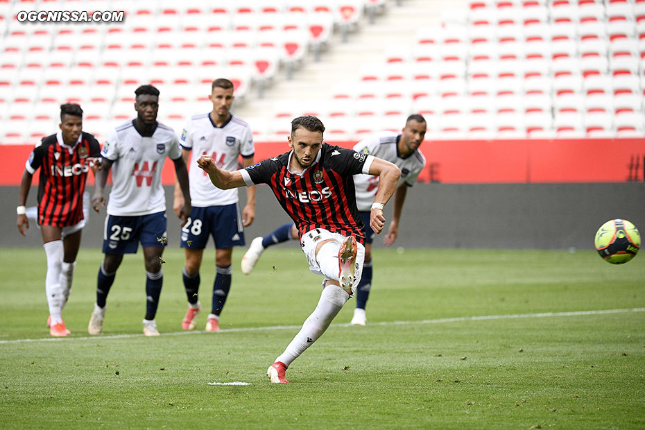 Amine Gouiri obtient et transforme un penalty pour s'offrir un doublé et porter le score à 3 - 0