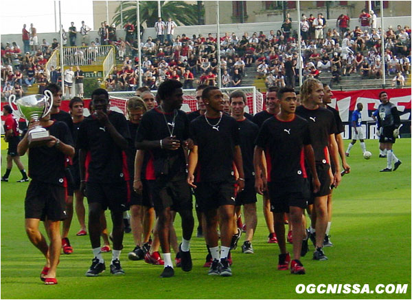 Première journée contre le champion de France en titre, l'Olympique Lyonnais. Les - 18 niçois, champion de France 2004, présentent leur coupe au public.