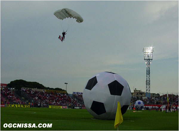 Le ballon du match est amené en parachute sur la pelouse du Ray.