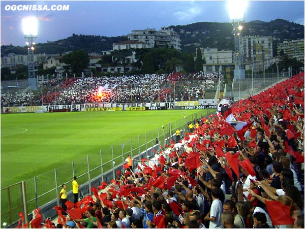 Le stade est complement coloré. Côté ARN, c'est le maillot du centenaire qui est représenté pendant l'entrée des 2 équipes sur la pelouse