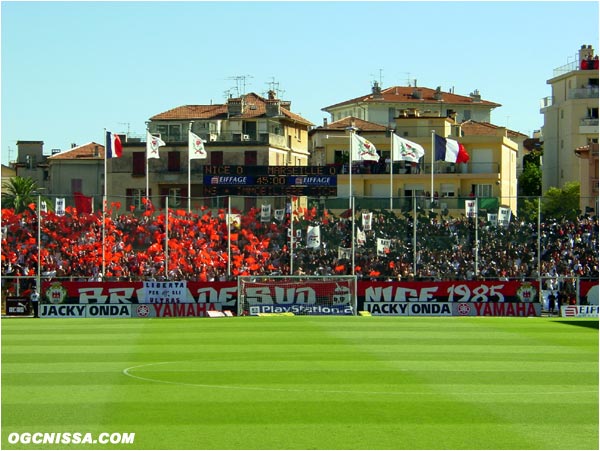 Reception de Marseille pour cette 3e journée de Ligue 1. La BSN fait un beau tifo en rouge et noir.