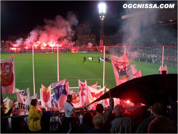 Les deux tribunes ARN et BSN en feu. Magnifique !