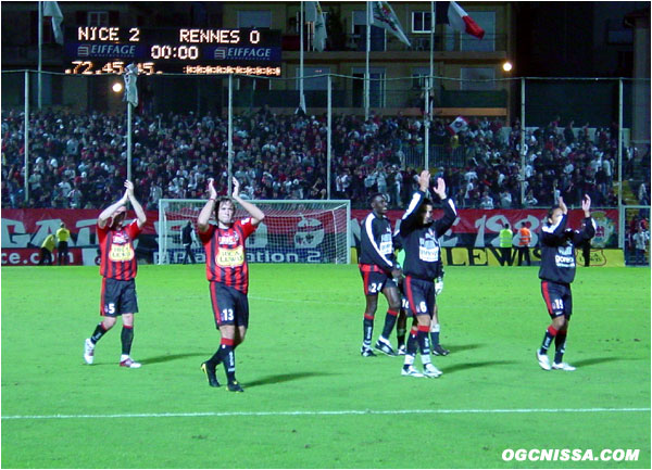 Belle victoire des Aiglons sur le score de 2 à 0. Jacques Abardonado et ses coéquipiers vont saluer le public