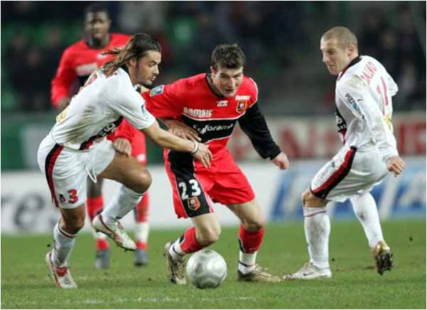 Nouveau naufrage 4 buts à 1 à Nice. Florent Balmont, ici avec José Cobos, sauvera l'honneur pour Nice