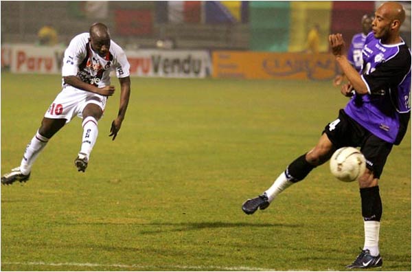 Après la gifle reçue par Nîmes en Coupe de France (4-0), les Aiglons reviennent aux costières pour affronter Istres. Match nul 1 but partout, but de Serge Dié pour Nice.