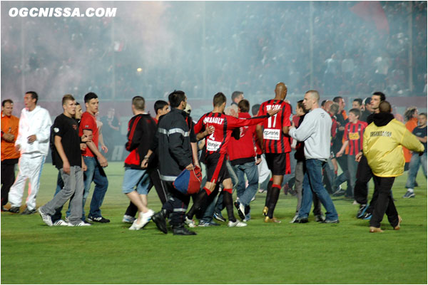 Le maintien en poche, le public envahi la pelouse à la fin du match.