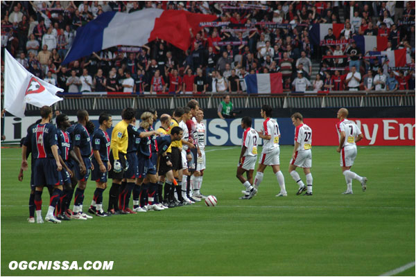 Les joueurs pénètrent sur la pelouse