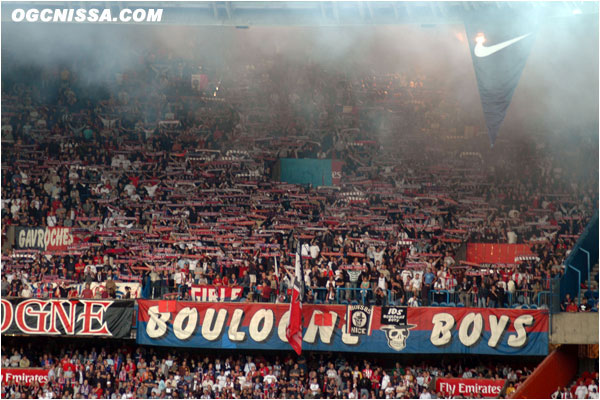 Le Kop Boulogne fait un magnifique tendu d'écharpes