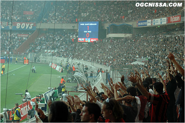 Malgré le score défavorable, les supporters niçois ne lâchent rien.