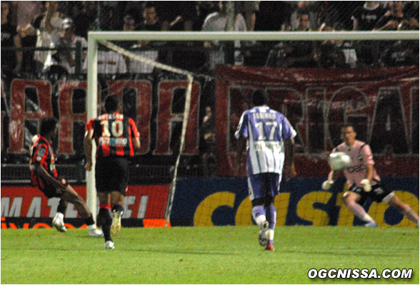 De retour des vestiaires, Baky Koné trouve le poteau sur son penalty...