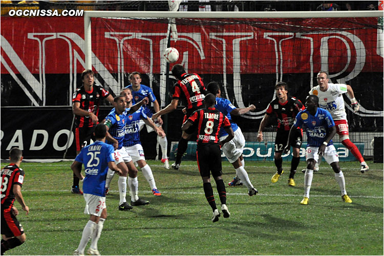 Nemanja Pejcinovic saute plus haut que tout le monde...