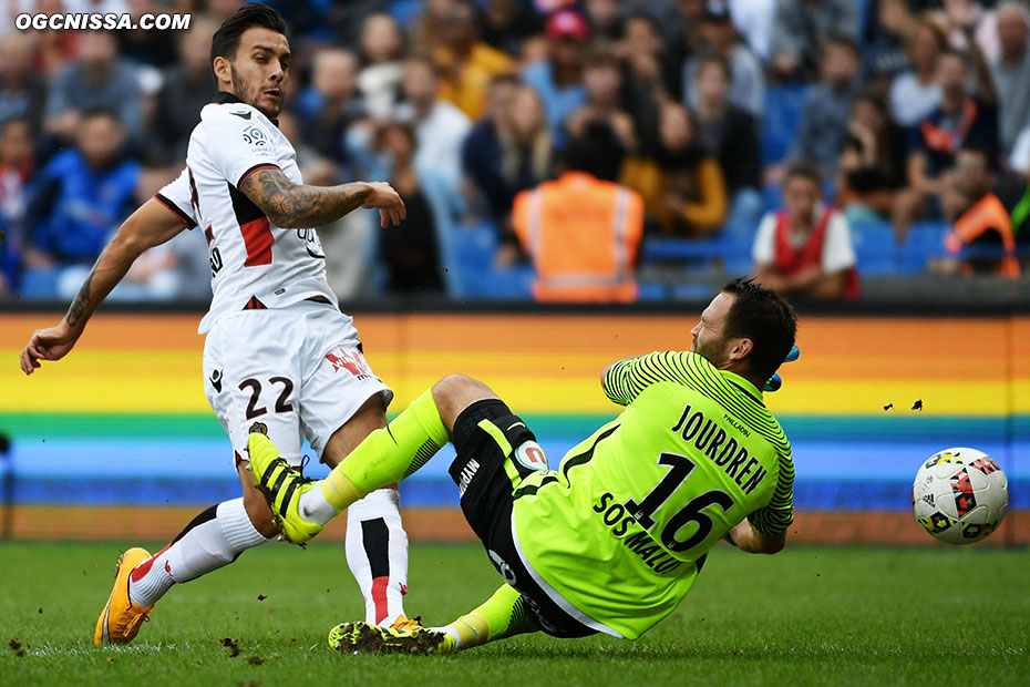 Anastasios Donis est à deux doigts de donner la victoire au Gym dans les arrêts de jeu, mais le score ne bougera plus.