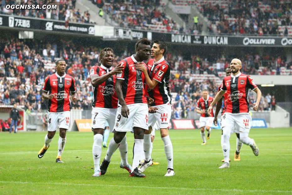 Mario Balotelli ouvre rapidement le score sur penalty