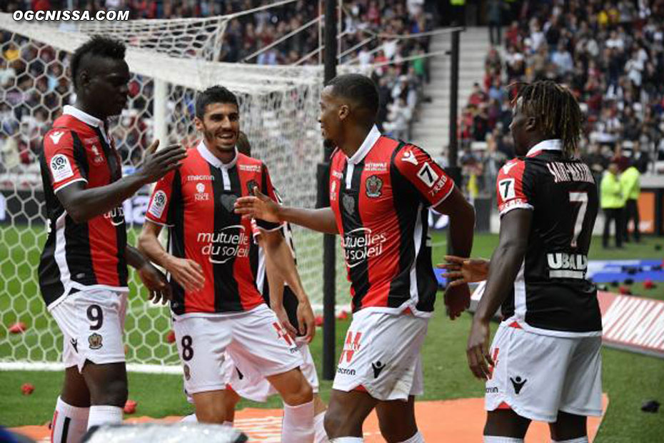 Mario Balotelli, Pierre Lees Melou et Allan Saint Maximin félicitent Alassane Pléa