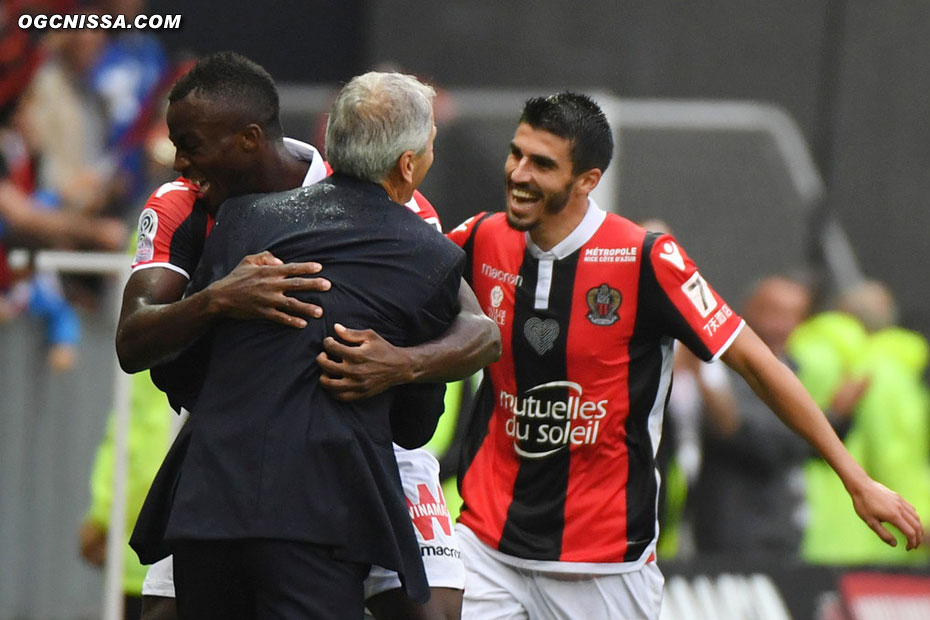 Ignatius Ganago va remercier Lucien Favre, devant Pierre Lees Melou