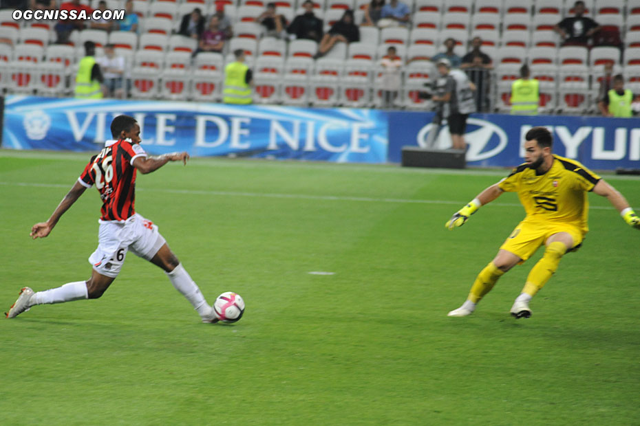 Myziane Maolida est à deux doigts d'ouvrir le score