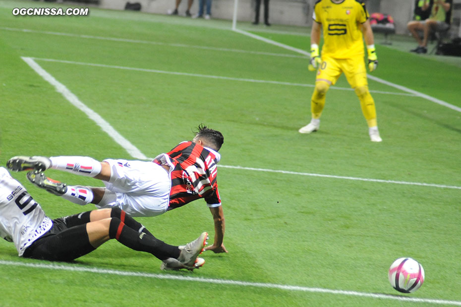 Youcef Atal aurait du obtenir un pénalty sur cette action, mais l'arbitre ne jugea pas opportun de vérifier à l'aide de la vidéo.