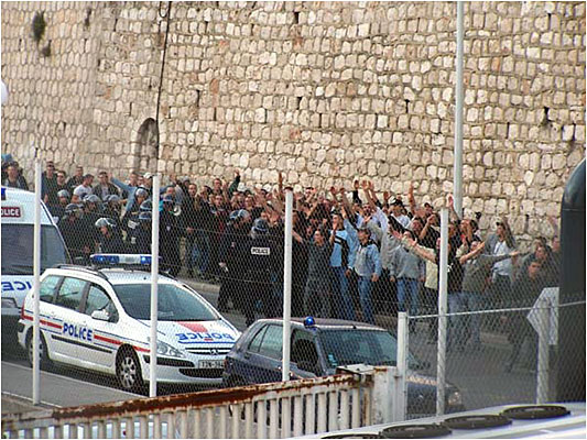 ... pendant que les supporters s'échauffent à l'approche du stade