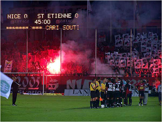 En BSN, magnifique tifo de double manches à l'entrée des joueurs