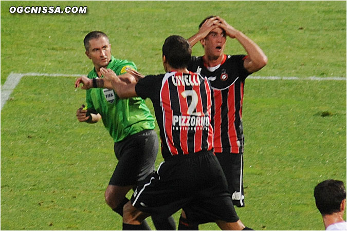 L'arbitre n'a rien vu... Xavier Pentecote et Renato Civelli n'en reviennent pas.