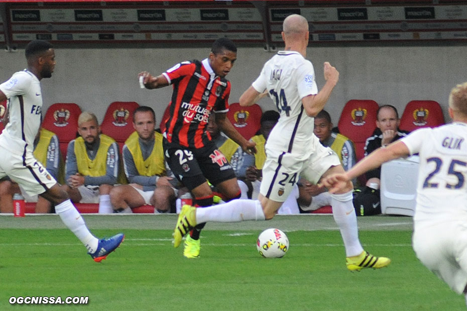 Dalbert Henrique, sous les yeux de Valère Germain sur le banc