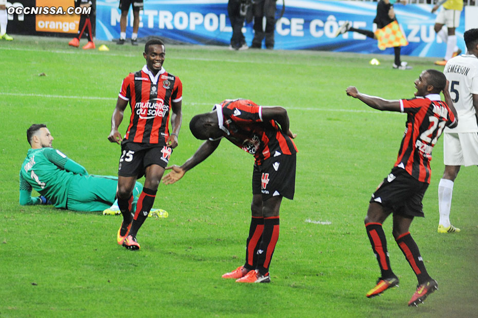 Et doublé pour Mario Balotelli, qui remercie le public devant Wylan Cyprien et Ricardo Pereira