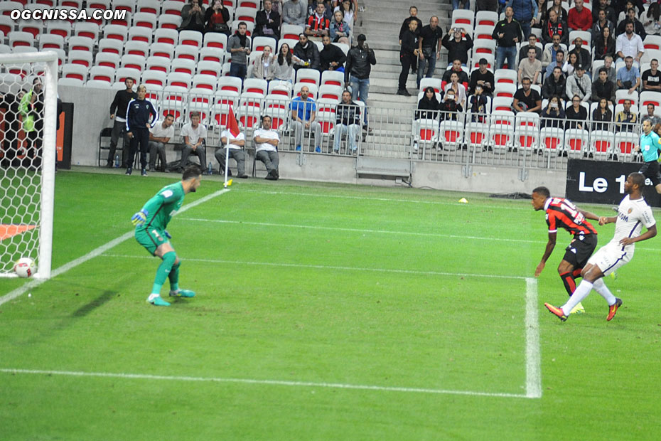 Poussé par ses supporters, Alassane Pléa marque de la tête sur l'action suivante