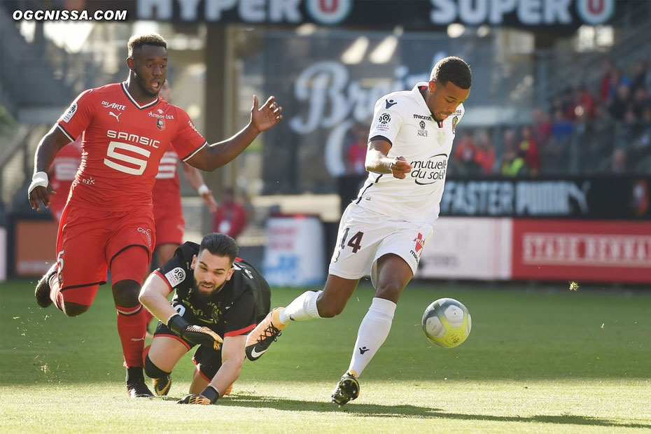 Alassane Pléa élimine le gardien adverse et marque