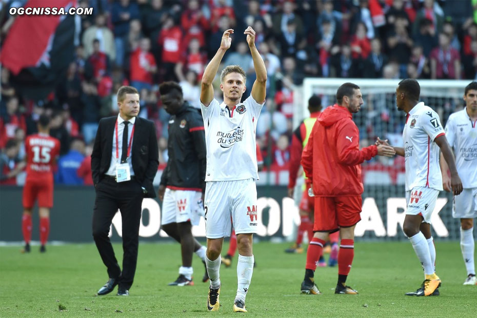 Arnaud Souquet et les Aiglons vont saluer les supporters qui ont fait le déplacement