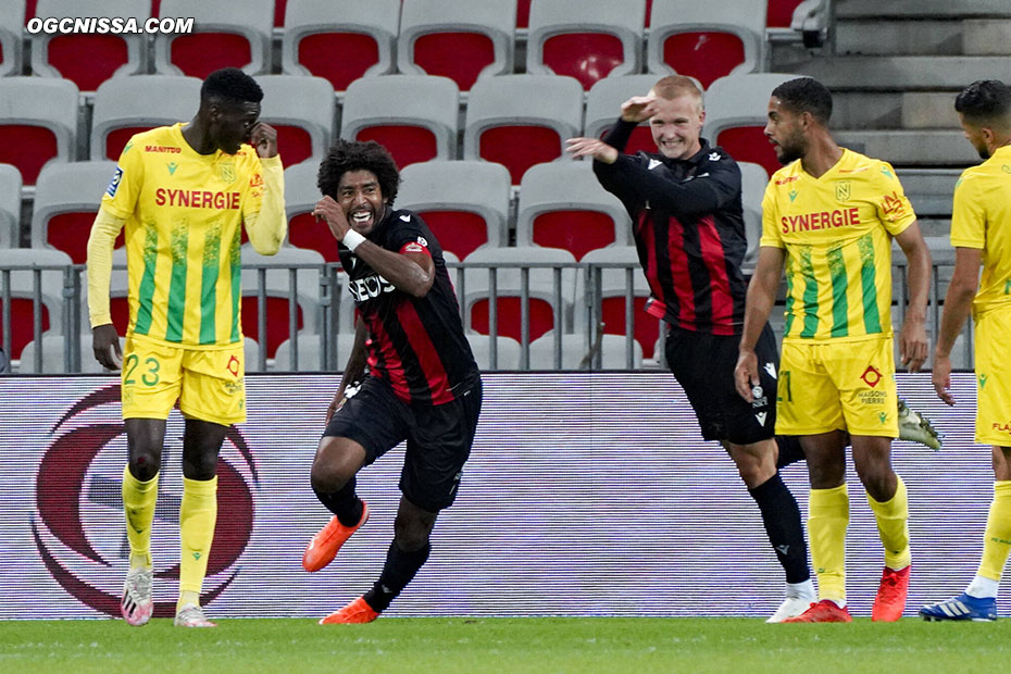 Dante Bonfim ouvre le score