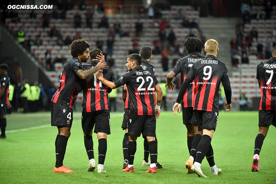 La joie du groupe sur le but de Dante Bonfim