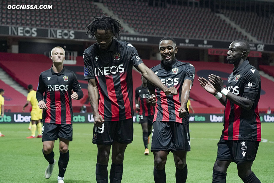 La joie de Khephren Thuram avec Myziane Maolida et Hassane Kamara