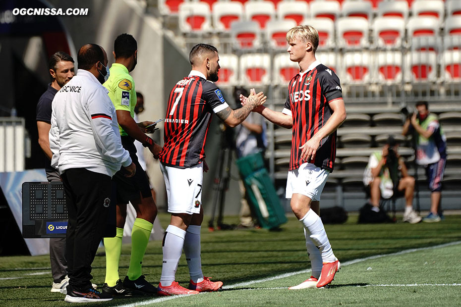 En début de match, Kasper Dolberg, touché au genou, doit laisser sa place à Andy Delort