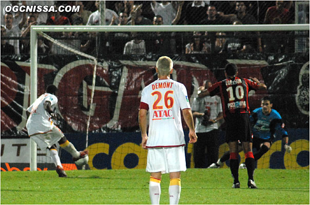 Penalty pour Lens. La tentative de Dindane échoue heureusement sur le poteau !