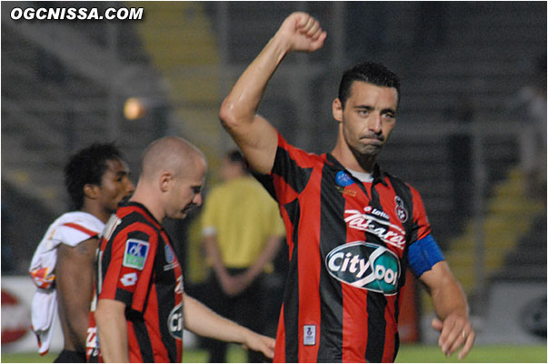 Les joueurs saluent le publics. Olivier Echouafni sait combien cette victoire est importante.