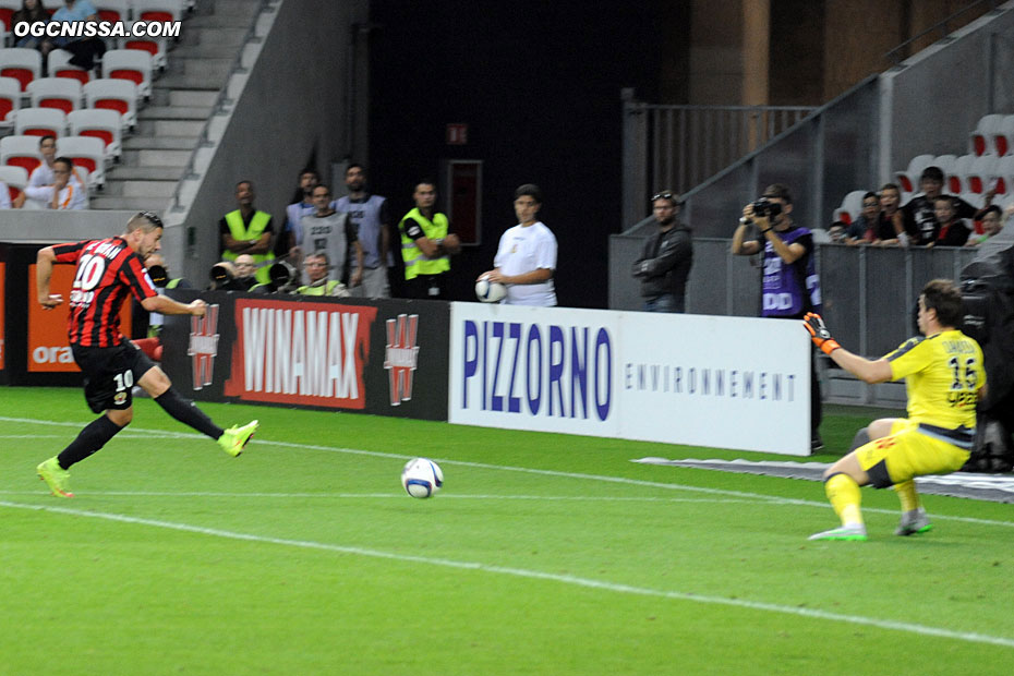 Mickael Le Bihan reprend un ballon repoussé par Carrasso