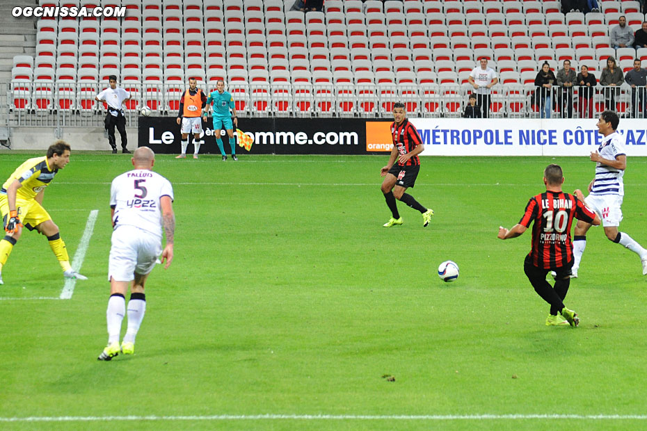 Mickael Le Bihan offre ensuite un caviar à Hatem Ben Arfa