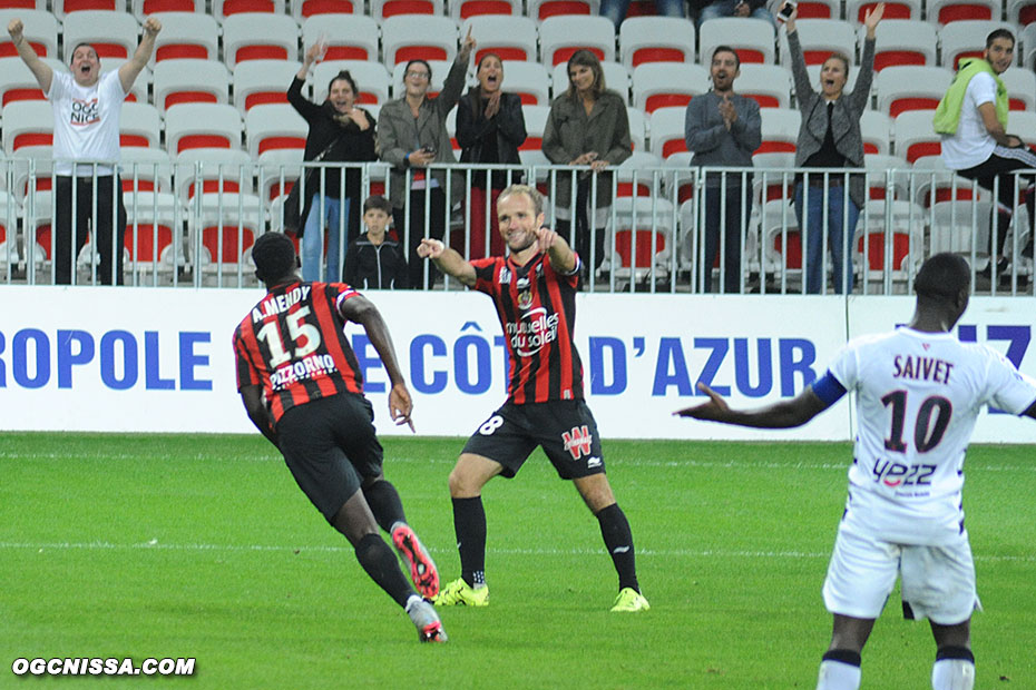 Le premier but en L1 pour Alexandre Mendy, félicité par Valére Germain