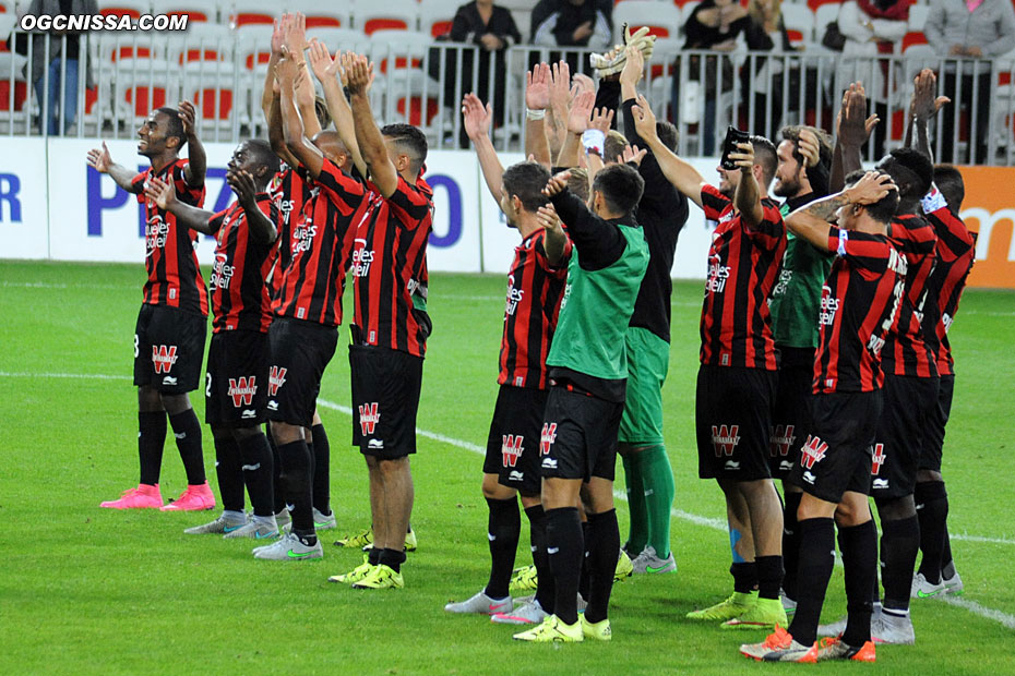 Un clapping des joueurs avec la populaire pour fêter cette écrasante victoire