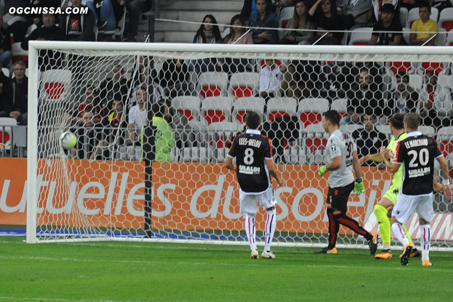 Angers ouvre le score