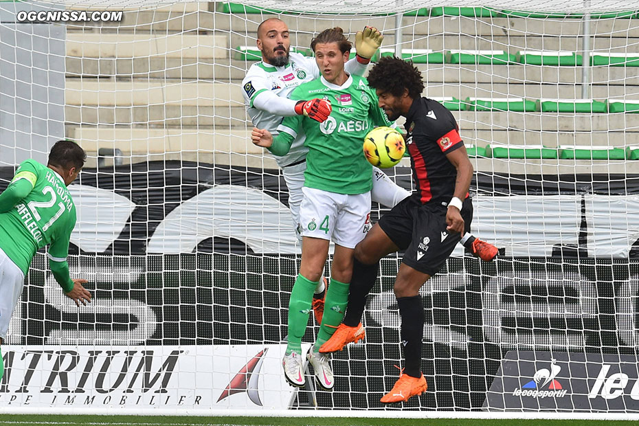 Une mauvaise sorti de Jessy Moulin sur un corner à la lutte avec Dante Bonfim