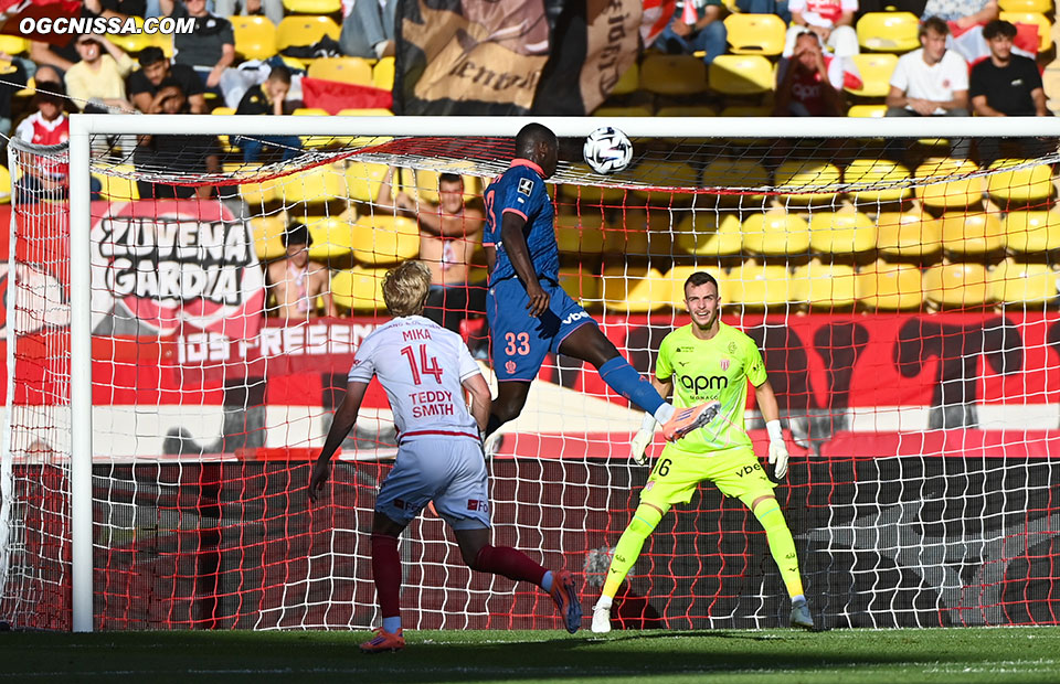 Antoine Mendy ouvre le score, mais un but refusé pour hors jeu.