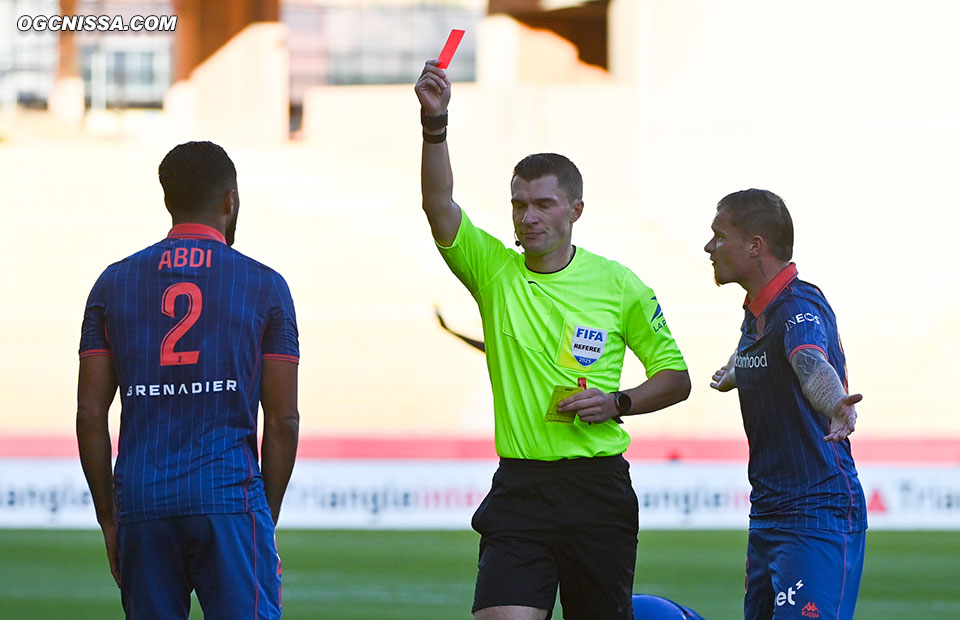 Ali Abdi se fait expulser ce qui va compliquer le match