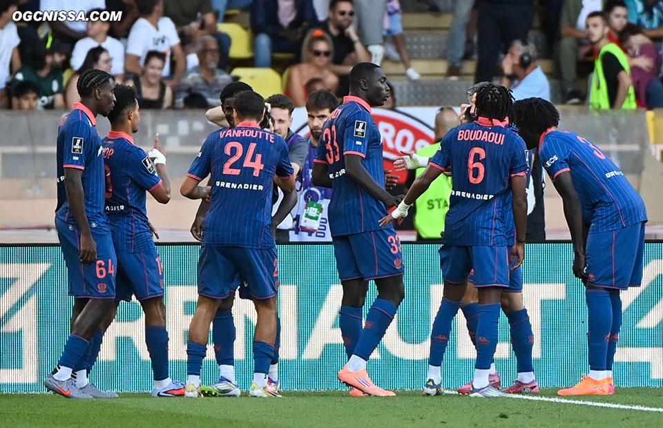 La joie du groupe sur le 2e but de Sofiane Diop