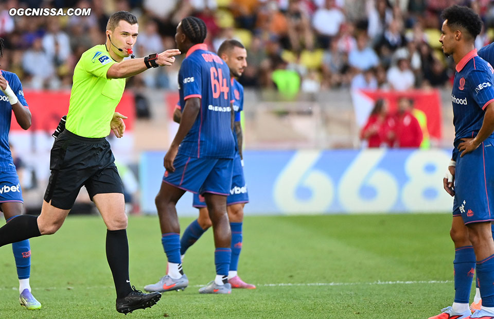 M. Delajod accorde un penalty à Monaco après intervention de la VAR, ce qui permet à Monaco de revenir à 1 - 2 avant la pause.