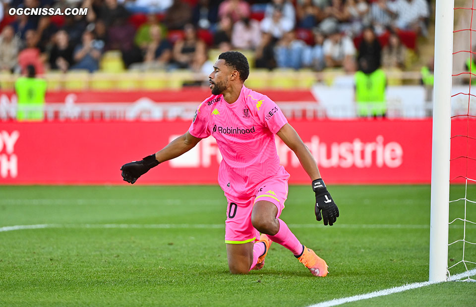Yehvann Diouf touchant le ballon mais ne pouvant le sortir.