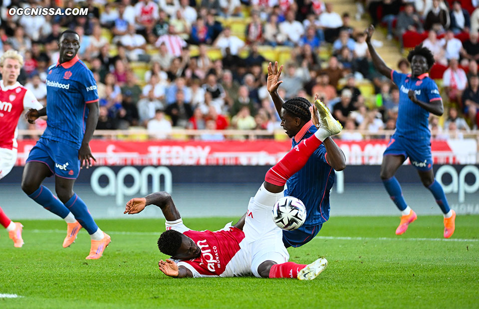 Balogun s'écroule tout seul dans la surface en seconde période et bless Bombito
