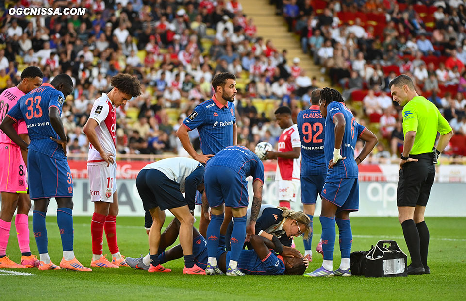 Fracture du tibia pour Moise Bombito, l'arbitre ne prendra pas la peine d'aller voir les images pour changer sa décision. 